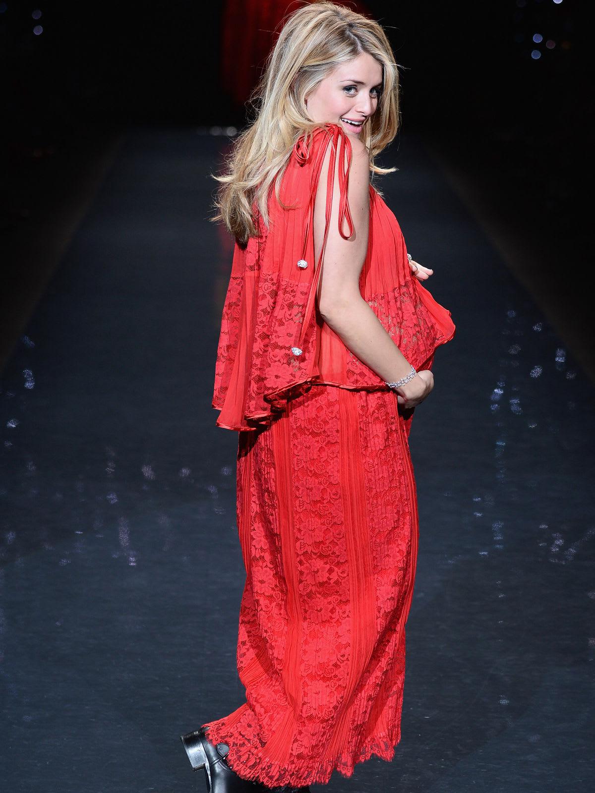 lindsey vonn red dress Lindsey Vonn triumphantly walks the Fashion Week runway on crutches