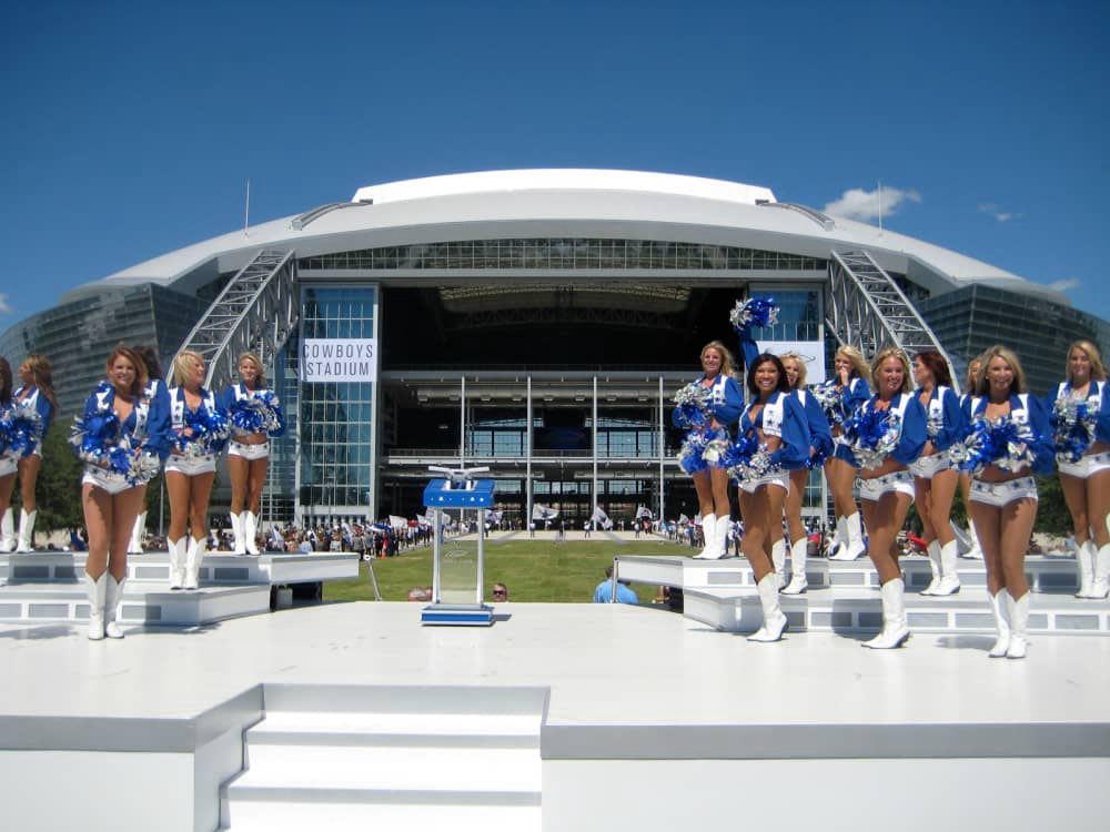 Dallas Cowboys Cheerleaders donate iconic uniforms to the museum's sports  collection