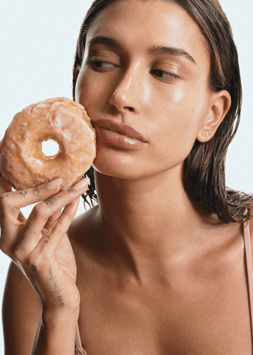 Hailey Bieber Chrome Pearl Nails, Donut Glaze Nails