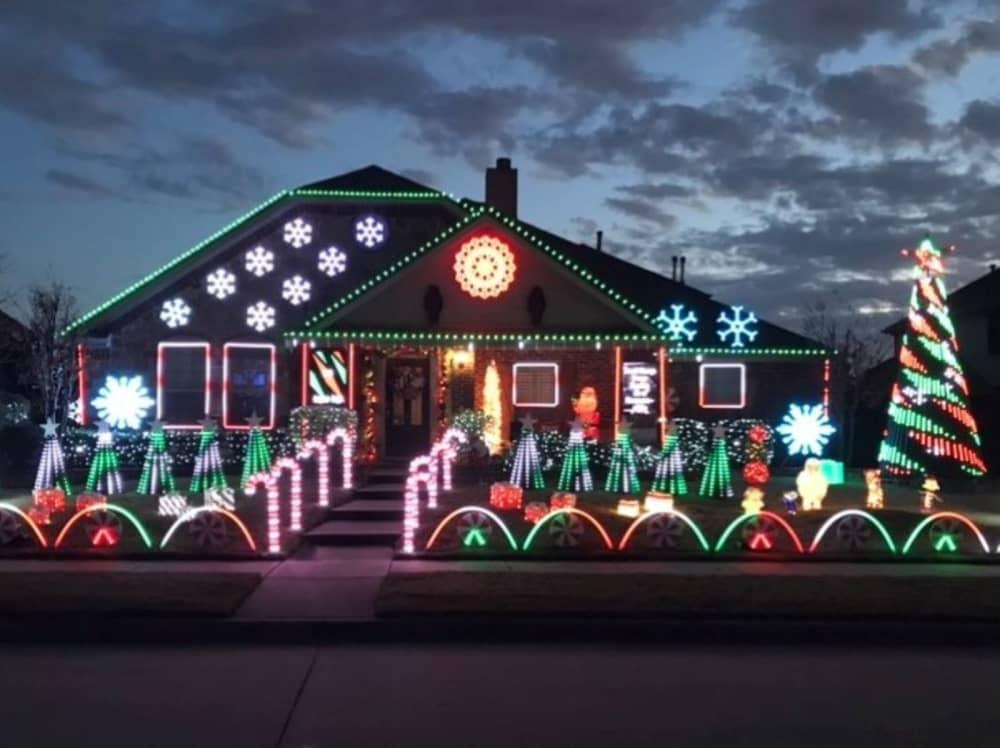 6 Awesome Dallas Cowboys Christmas Lighted Houses!