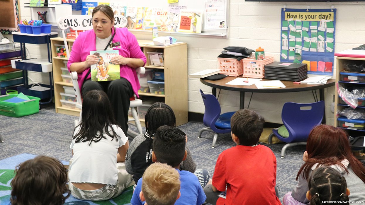 Image of Washington Elementary School teacher reading to students 