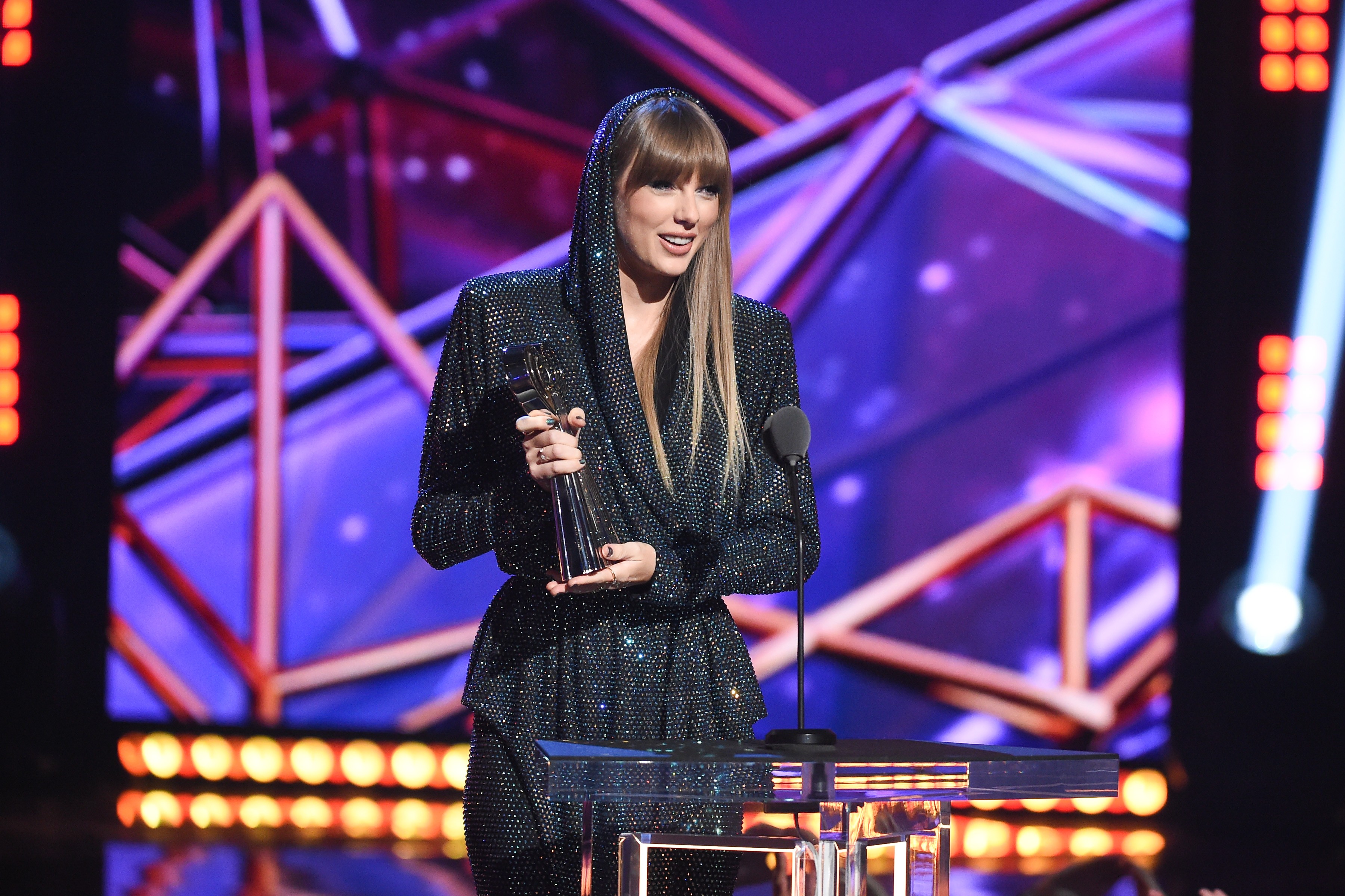 Watch Taylor Swift's Accept iHeartRadio Innovator Award From Phoebe  Bridgers