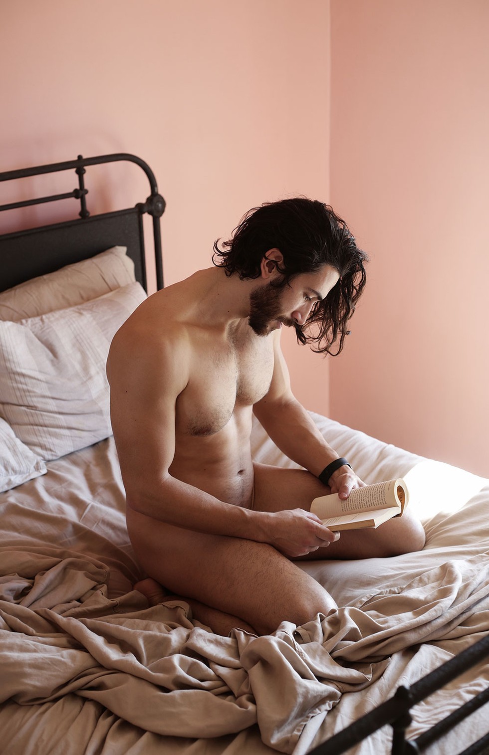 Nude man on bed - 🧡 Мужчина Спит Голый Фото.