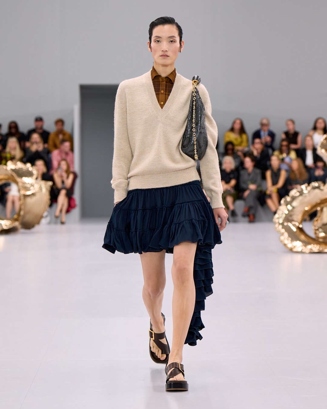 Il nuovo minimalismo urbano e pragmatico di Jonathan Anderson per Loewe -  Panorama