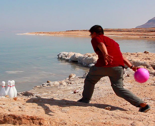 Will a 14lb. Bowling Ball Float in the Dead Sea? (Video) Seeker