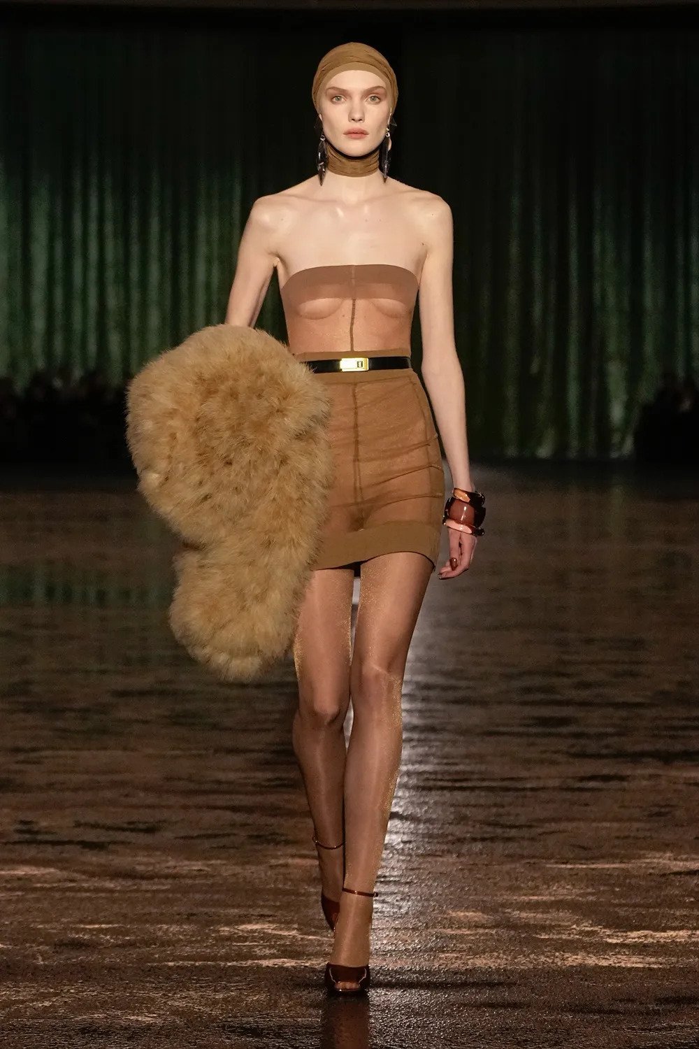 Paris Fashion Week: il new nude di Saint Laurent - Panorama