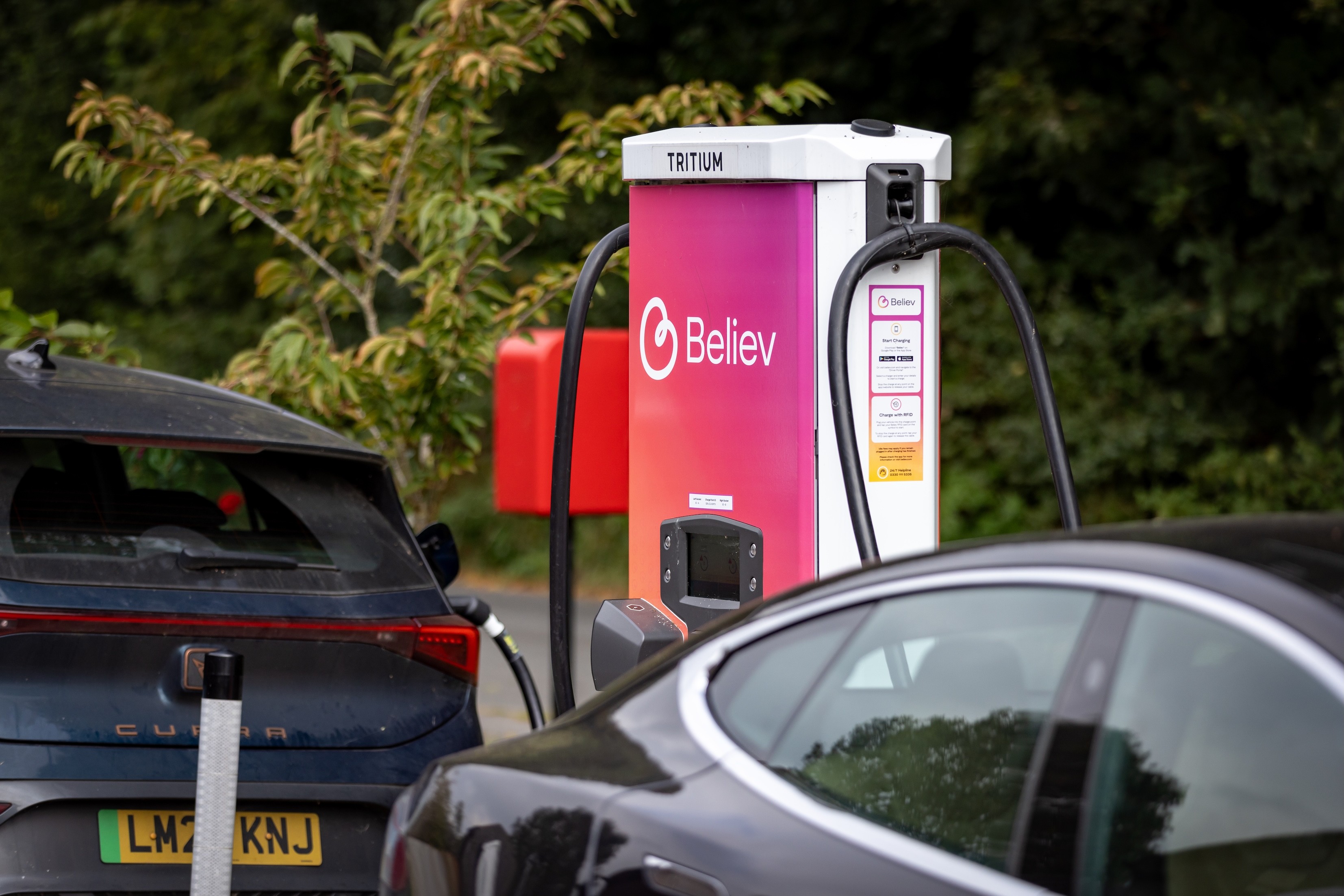 Electric car drivers backed by 'largest EV charging programme' with plans for 17,000 new chargers