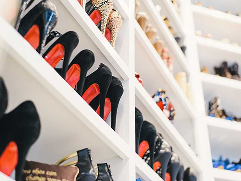 Closet Heist Update Gdvyc Dpwhh Lady With 3 Story Closet Robbed Storage Anization