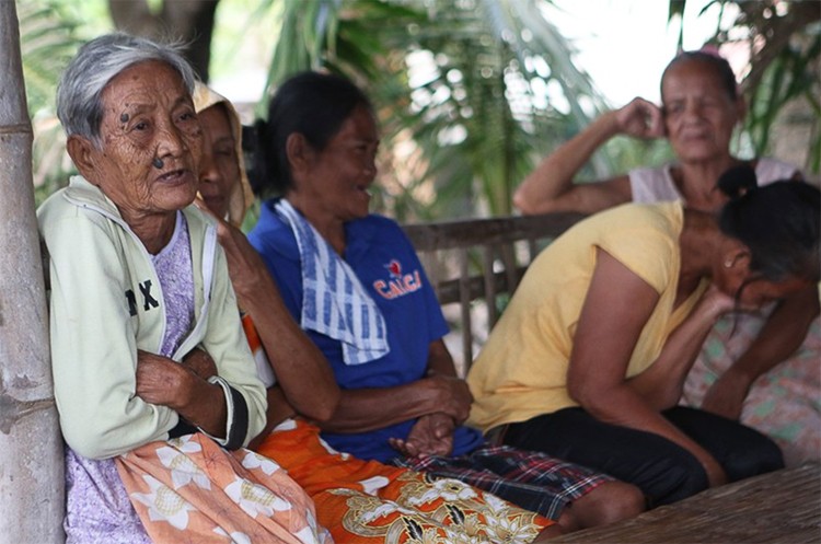 Photo Essay Documents Plight of Communities Living Near Philippines ...