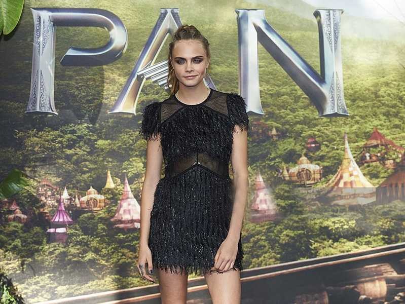 Cara Delevingne Suffers Butt Flashing Wardrobe Malfunction Still Looks Flawless Popdust 5480