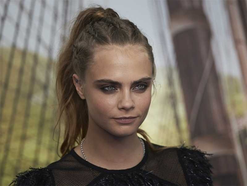 Cara Delevingne Suffers Butt Flashing Wardrobe Malfunction, Still looks ...