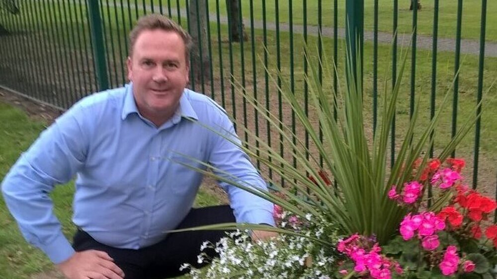 'Disrespectful' Lib Dem councillor forced to apologise after ramming car into binman's bin
