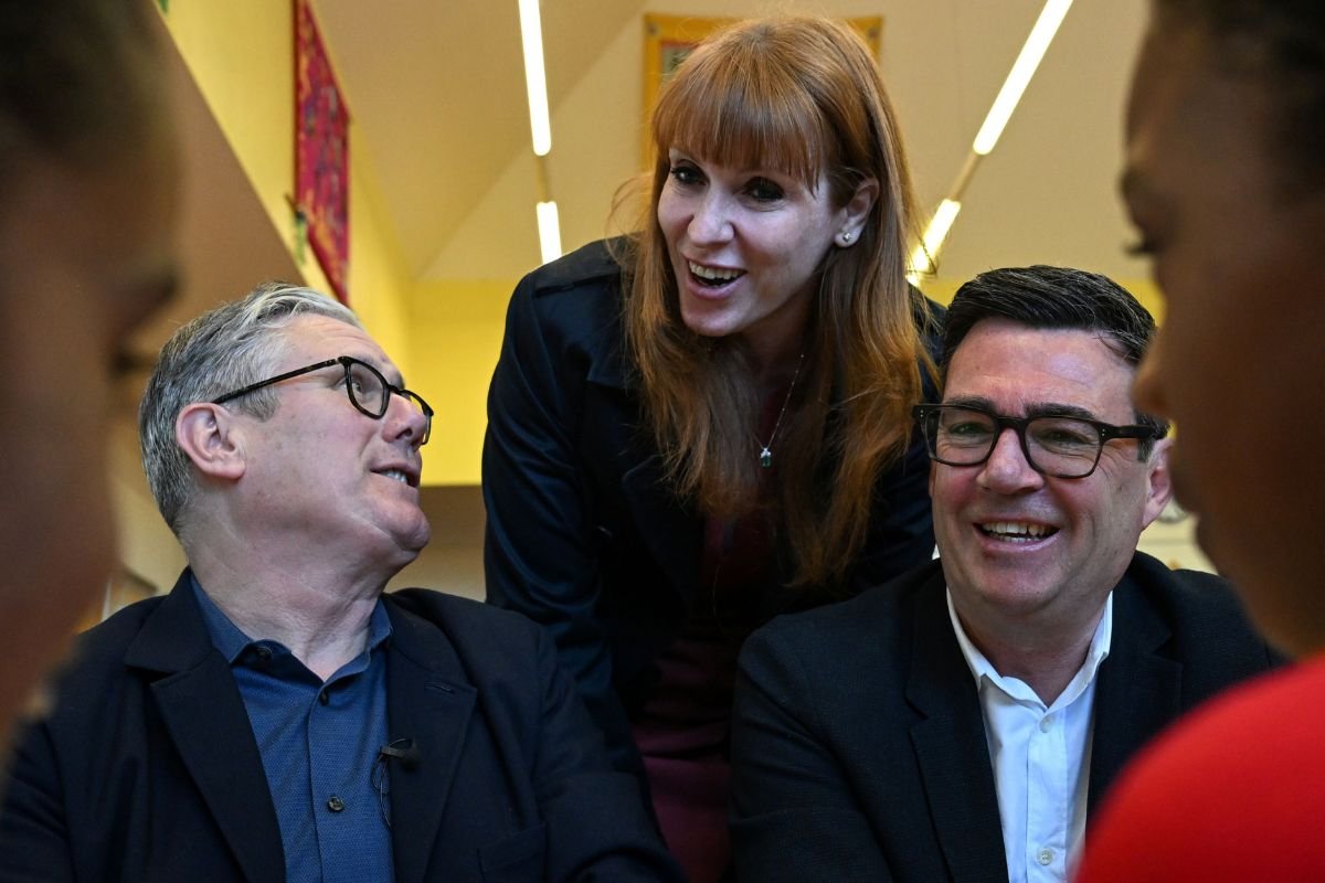 Keir Starmer 'offers Angela Rayner Cabinet job' in final dice roll to stave off leadership challenge