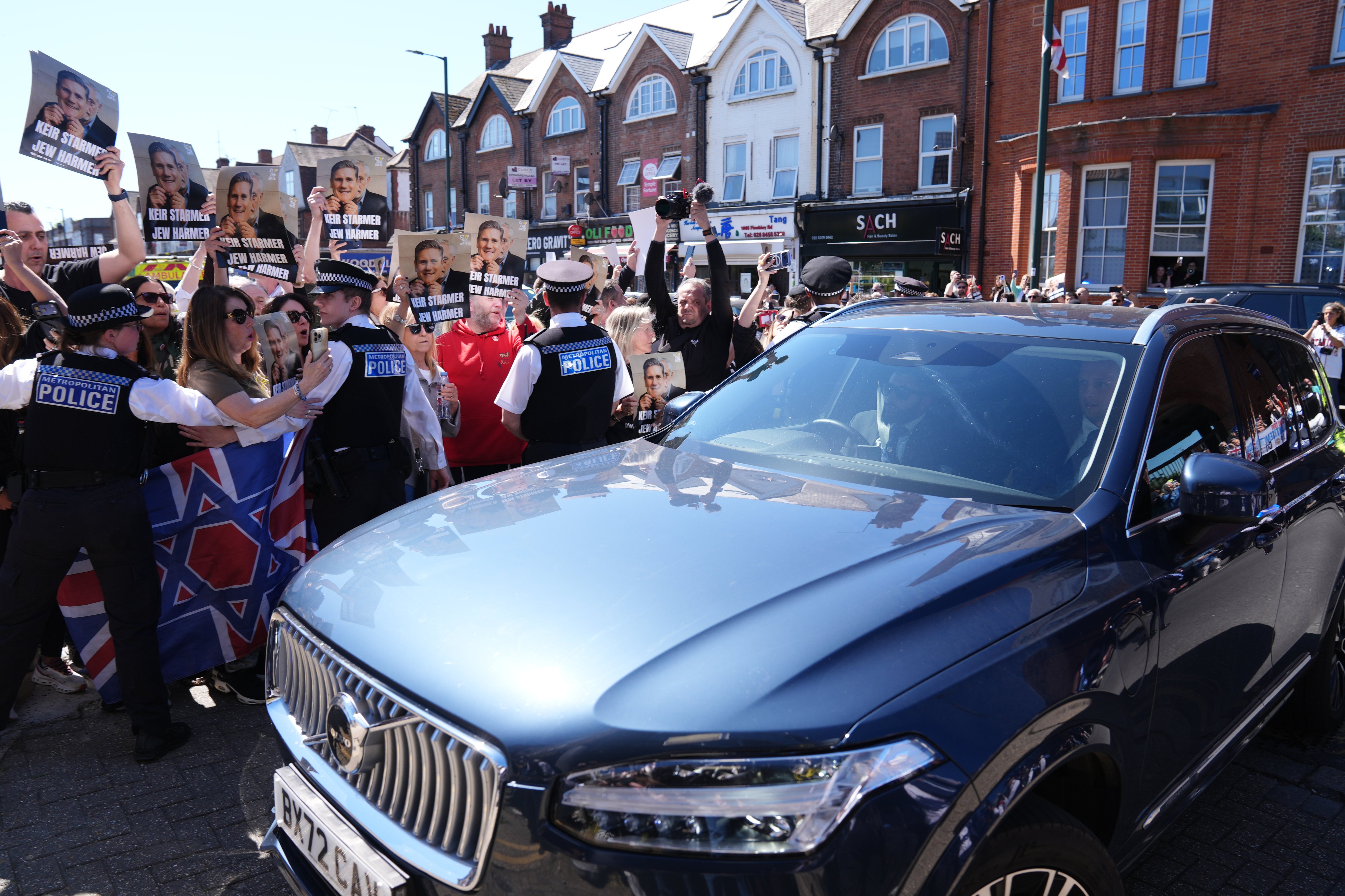 Image for: Starmer Heckled, Branded 'Traitor' in Golders Green