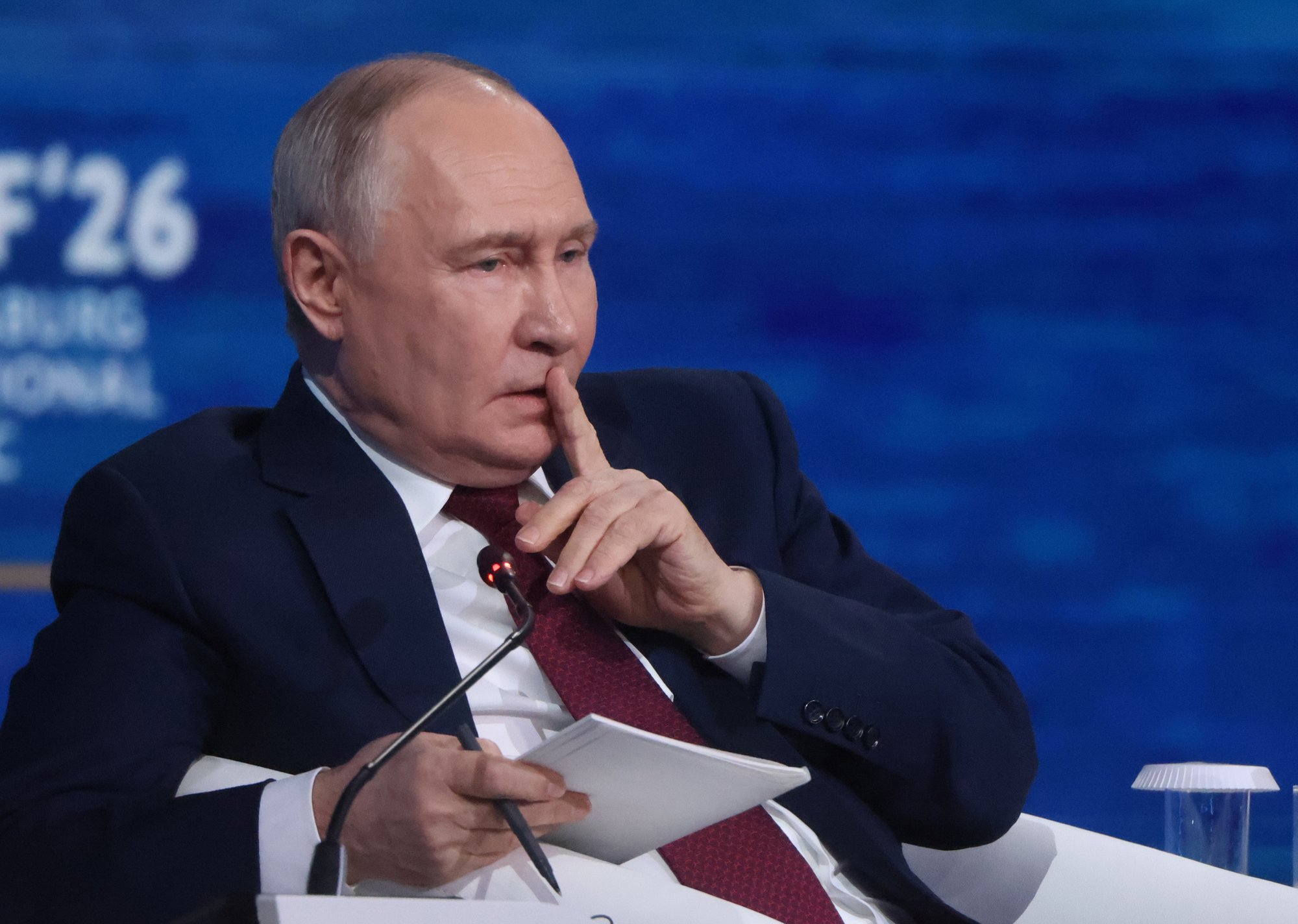 Vladimir Putin orders his two daughters to live with him ami