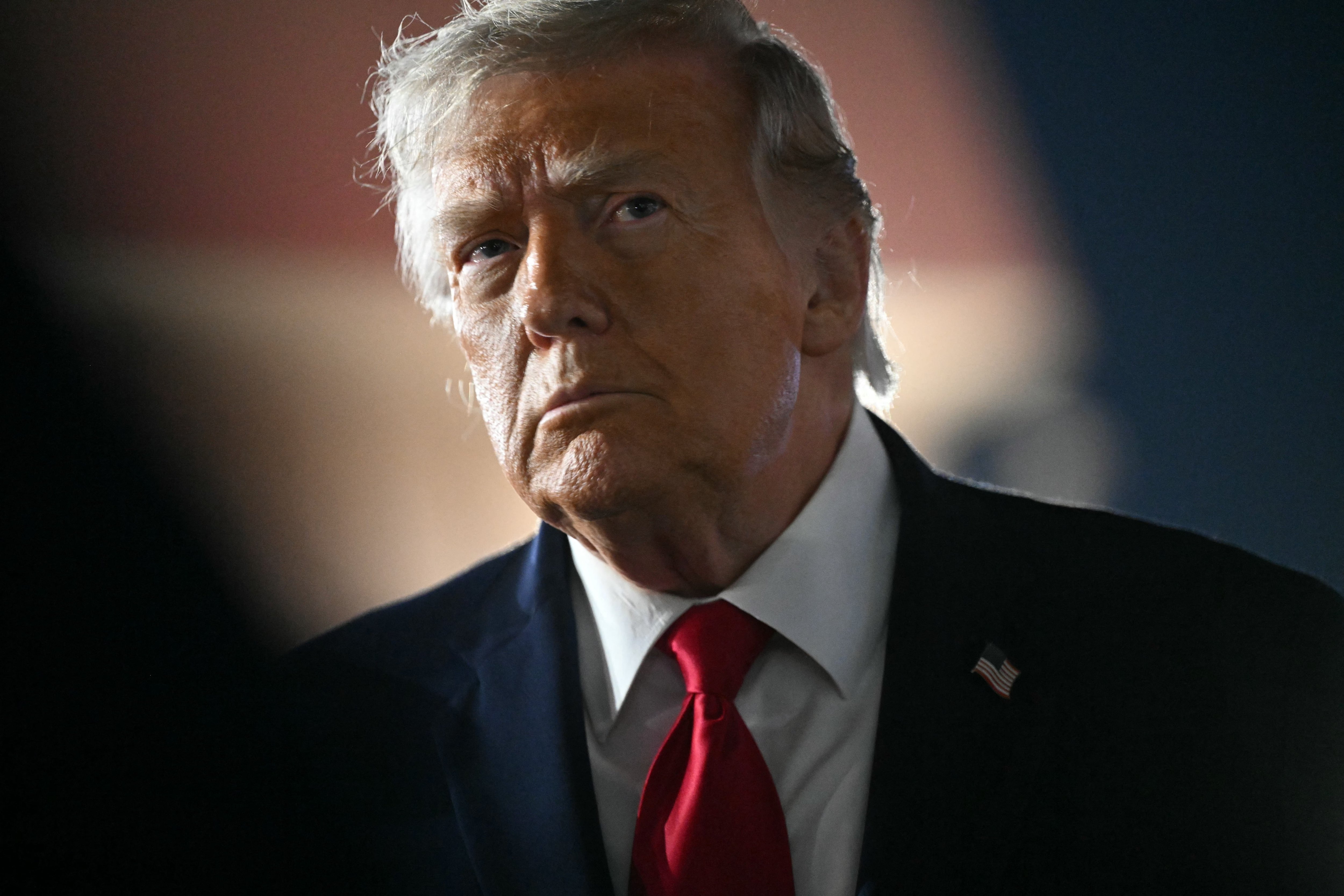 Donald Trump holds emergency talks ahead of immine