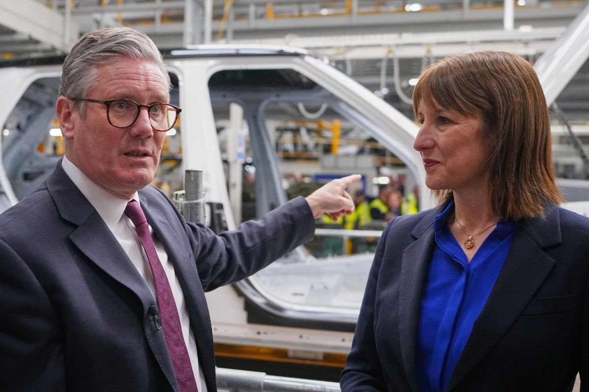 Union warns Labour will 'decimate auto industry' by not 'radically reducing' electric car targets
