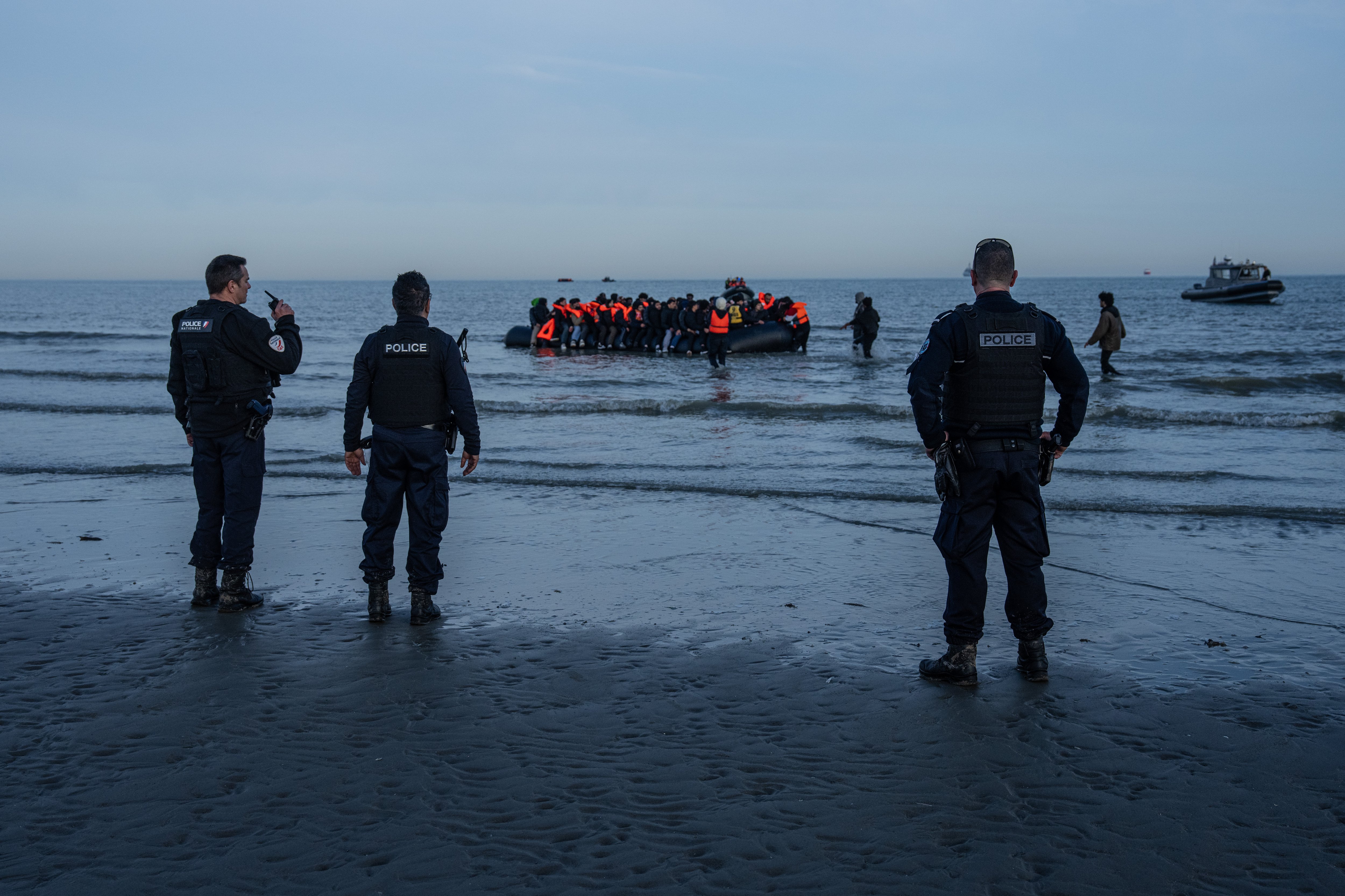 France tells police not to stop illegal migrants in shallow waters