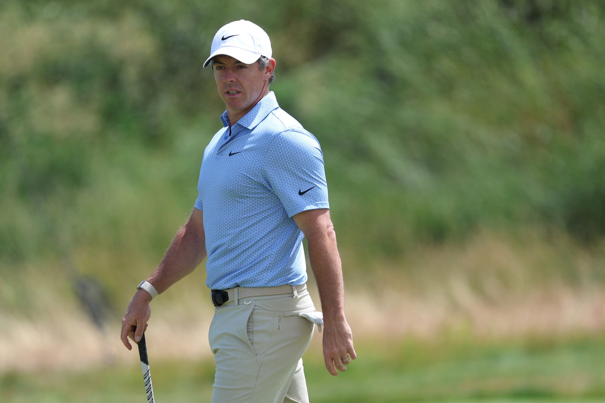 Rory McIlroy 'minimises mistakes' in tough conditions on day one at US Open