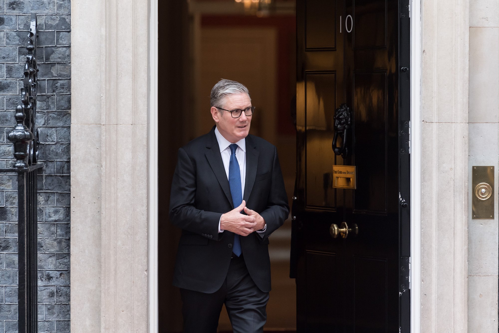 Keir Starmer set to resign in JUST HOURS as PM's position 'no longer tenable'