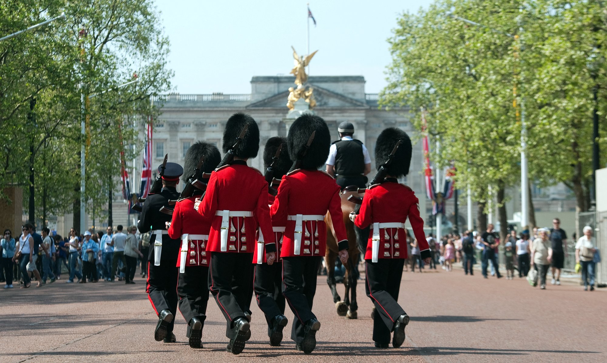 King suspends Changing of the Guard ceremonies at Buckingham Palace and Windsor Castle due to heatwave
