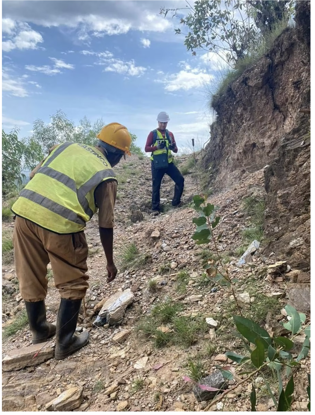 Two construction workers on Aterian's HCK (Kinunga) Project