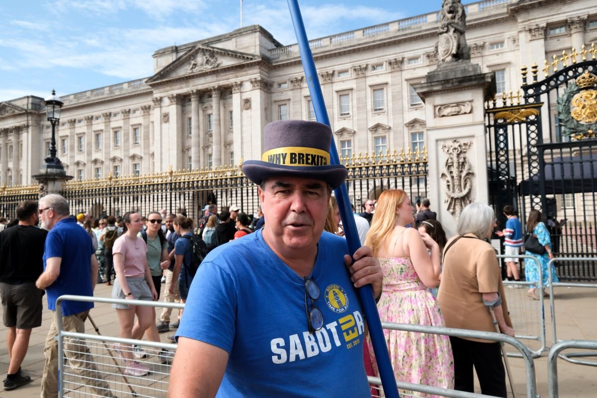 Buckingham Palace police step in after anti-Brexit protester relocates following No 10 ban