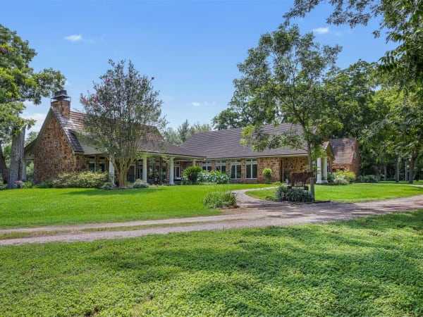 80 acre Houston-area estate with two ponds listed for $11.5 million