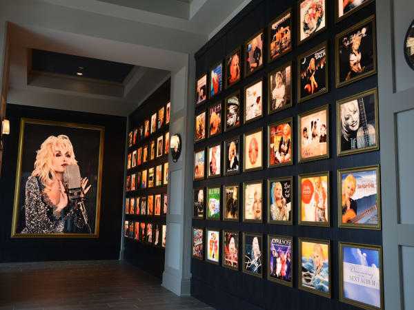How Houstonians can plan a Dolly Parton pilgrimage to Tennessee