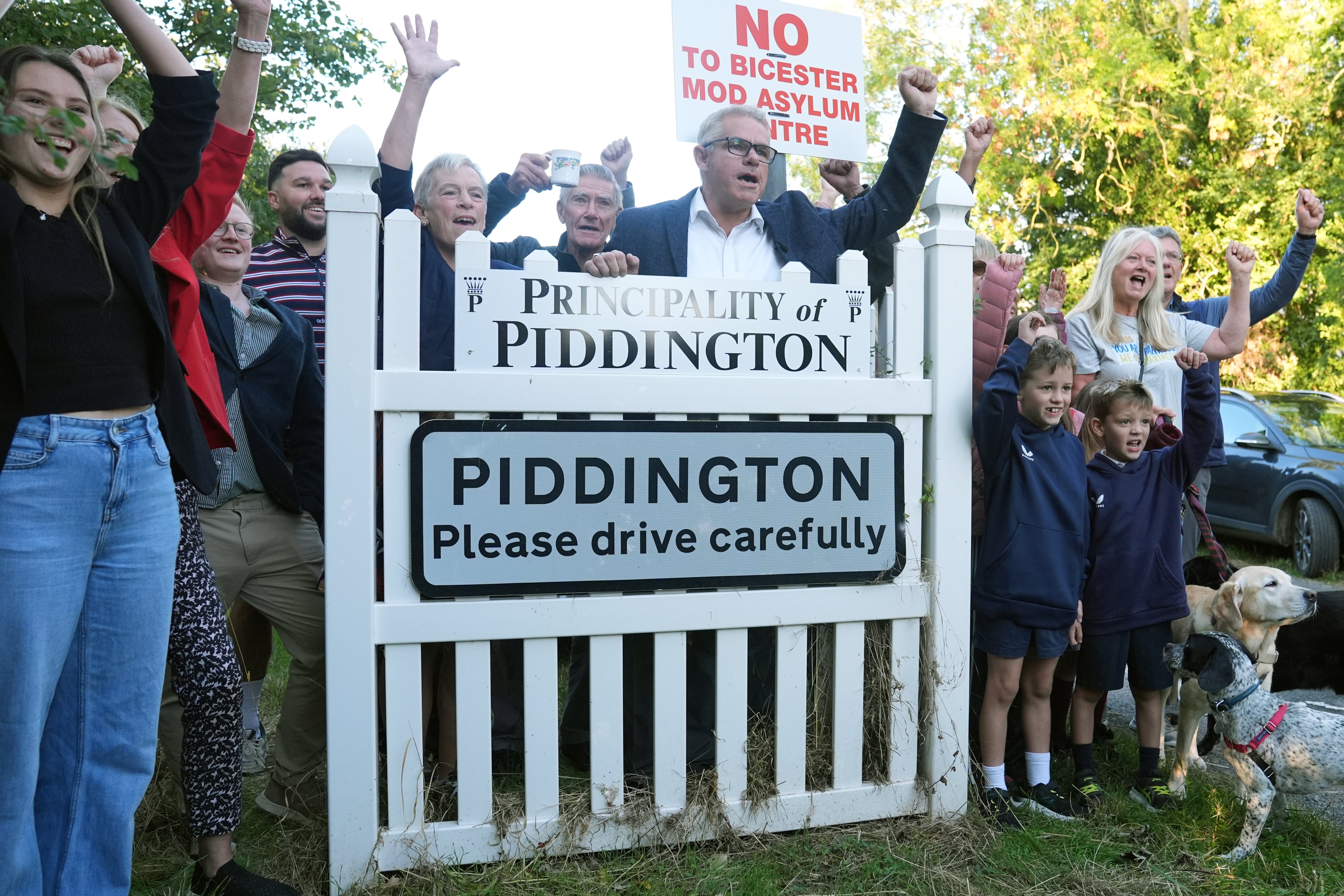Asylum seekers to be given high-vis vests in Piddington barracks