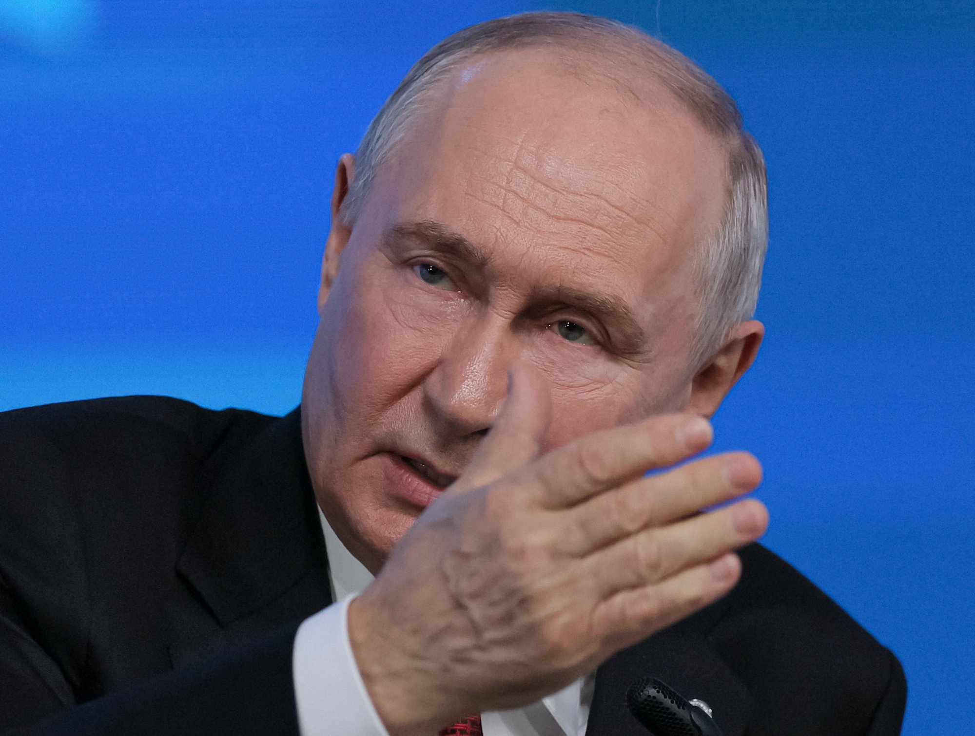 Putin deploys fishing trawlers to spy on UK undersea cables
