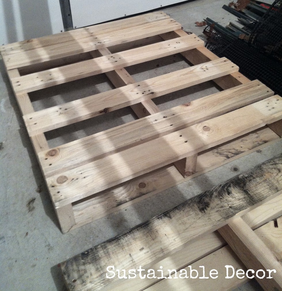 DIY-er found 3 shipping pallets and upcycled them into a coffee table 