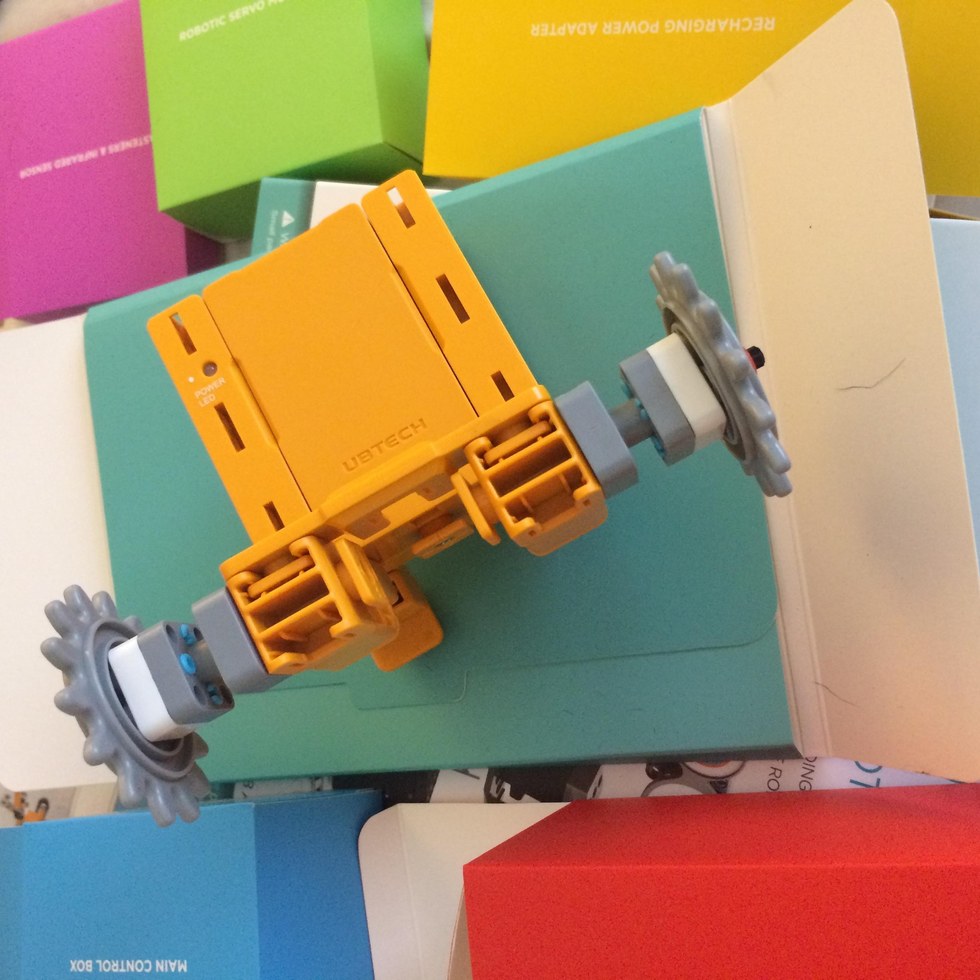 Review Ubtech Jimu TankBot kit, a robot even you can build